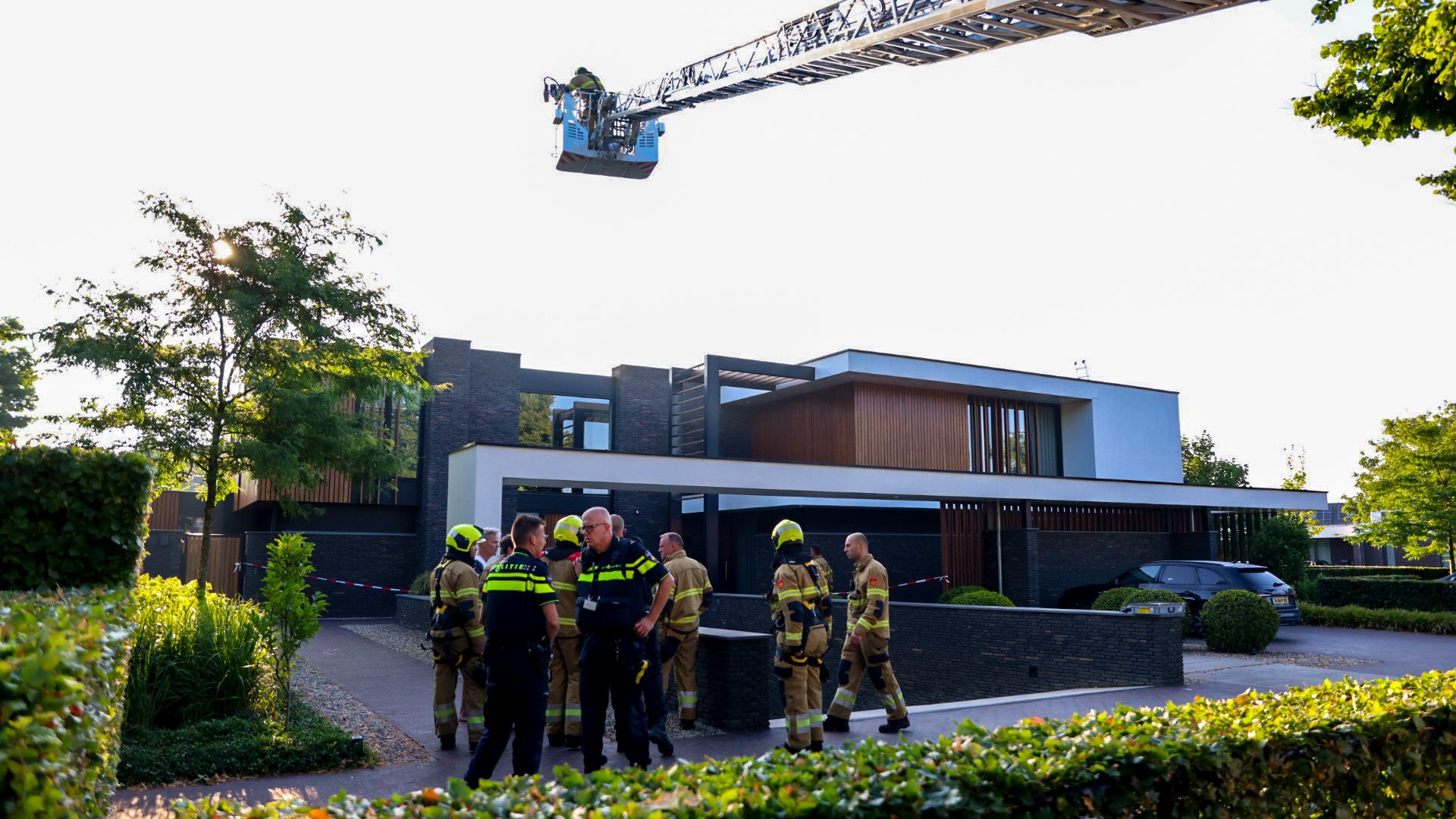 Brand op dak na explosie bij woning