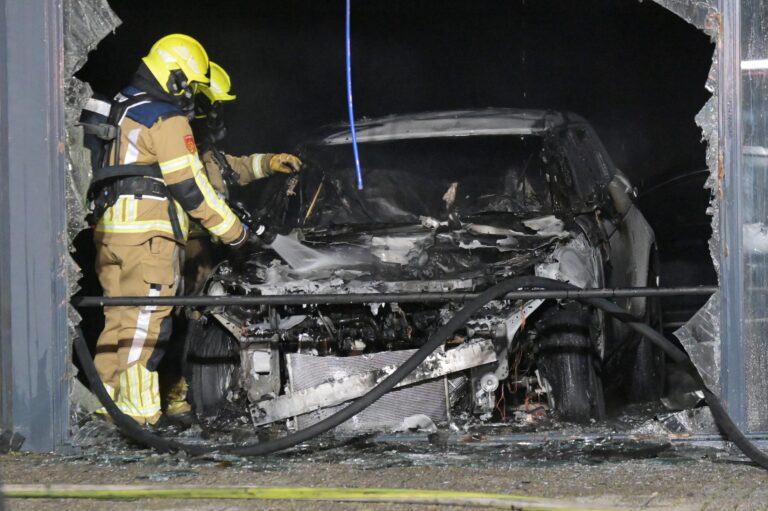Auto vliegt in brand in showroom van autobedrijf