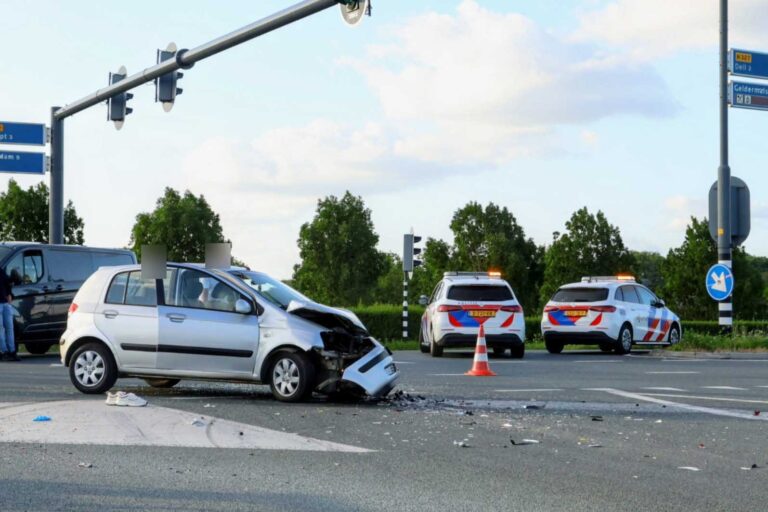 Auto en vrachtwagen botsen op viaduct