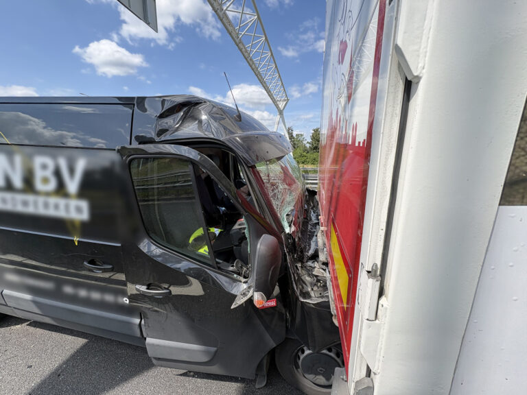 Zwaargewonde bij harde botsing tussen busje en vrachtwagen op snelweg