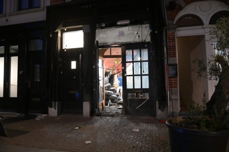 Explosie richt grote schade aan bij restaurant
