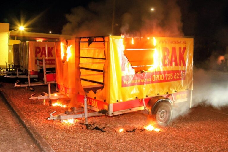 Twee aanhangers in brand bij tankstation