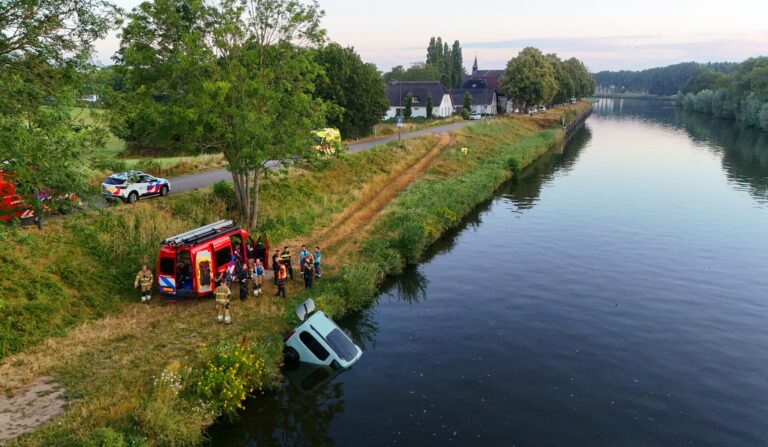 Auto voorstanders asielzoekerscentrum belandt in het water