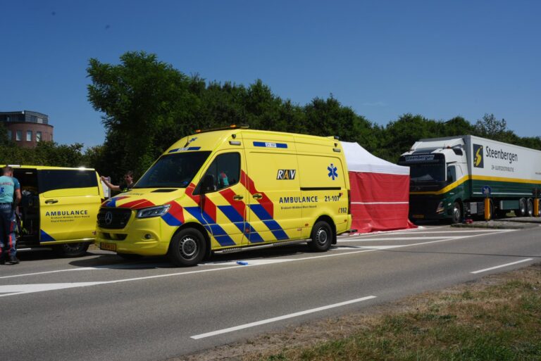 Fietser komt om bij botsing met vrachtwagen