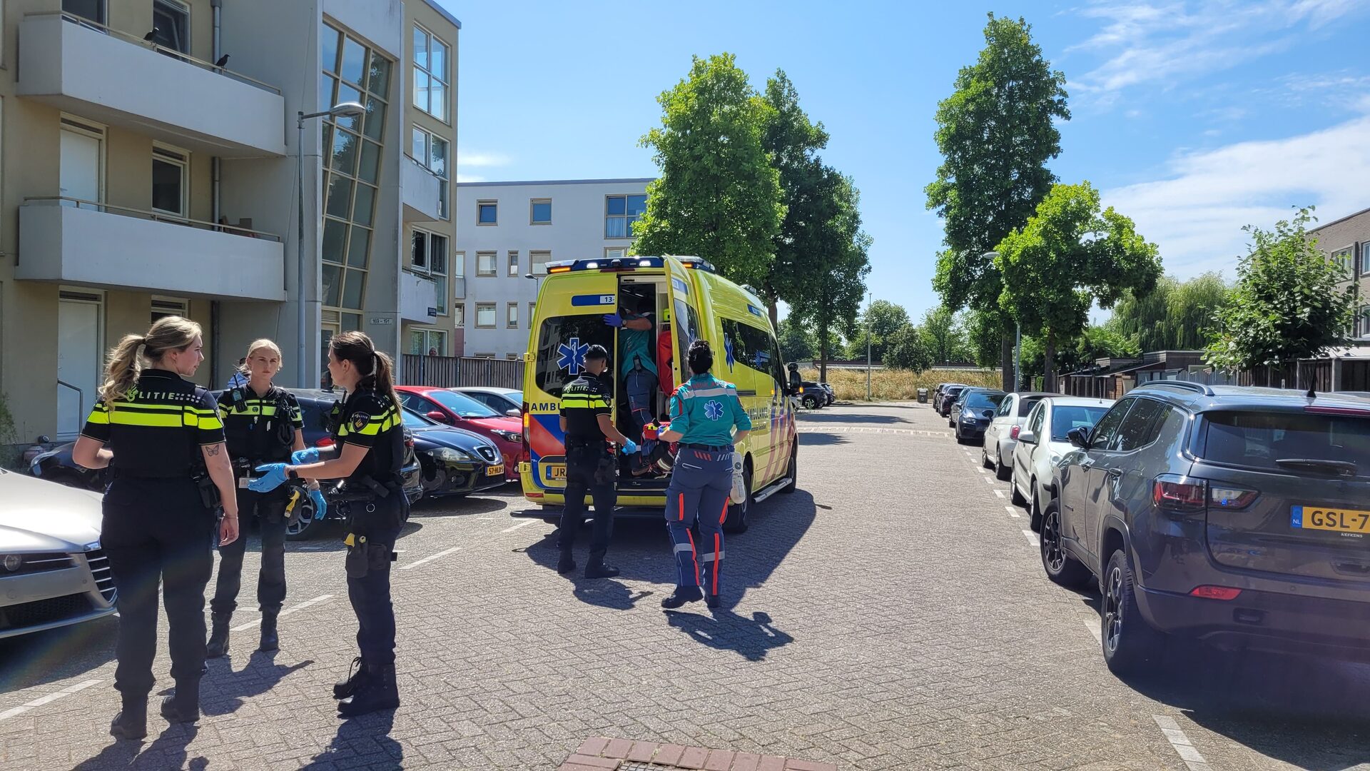 Man zwaargewond afgevoerd, dader nog voortvluchtig op fiets
