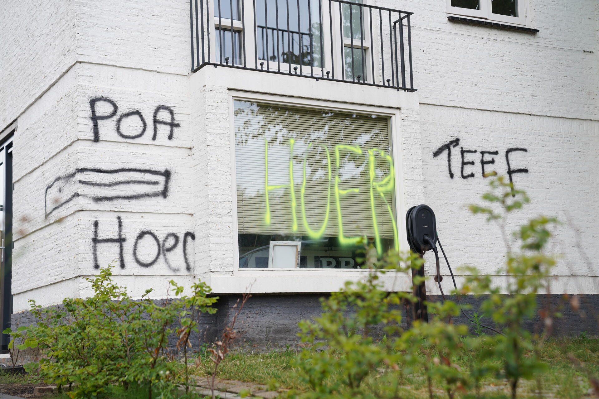 Woningen beklad na discussie over vluchtelingenopvang