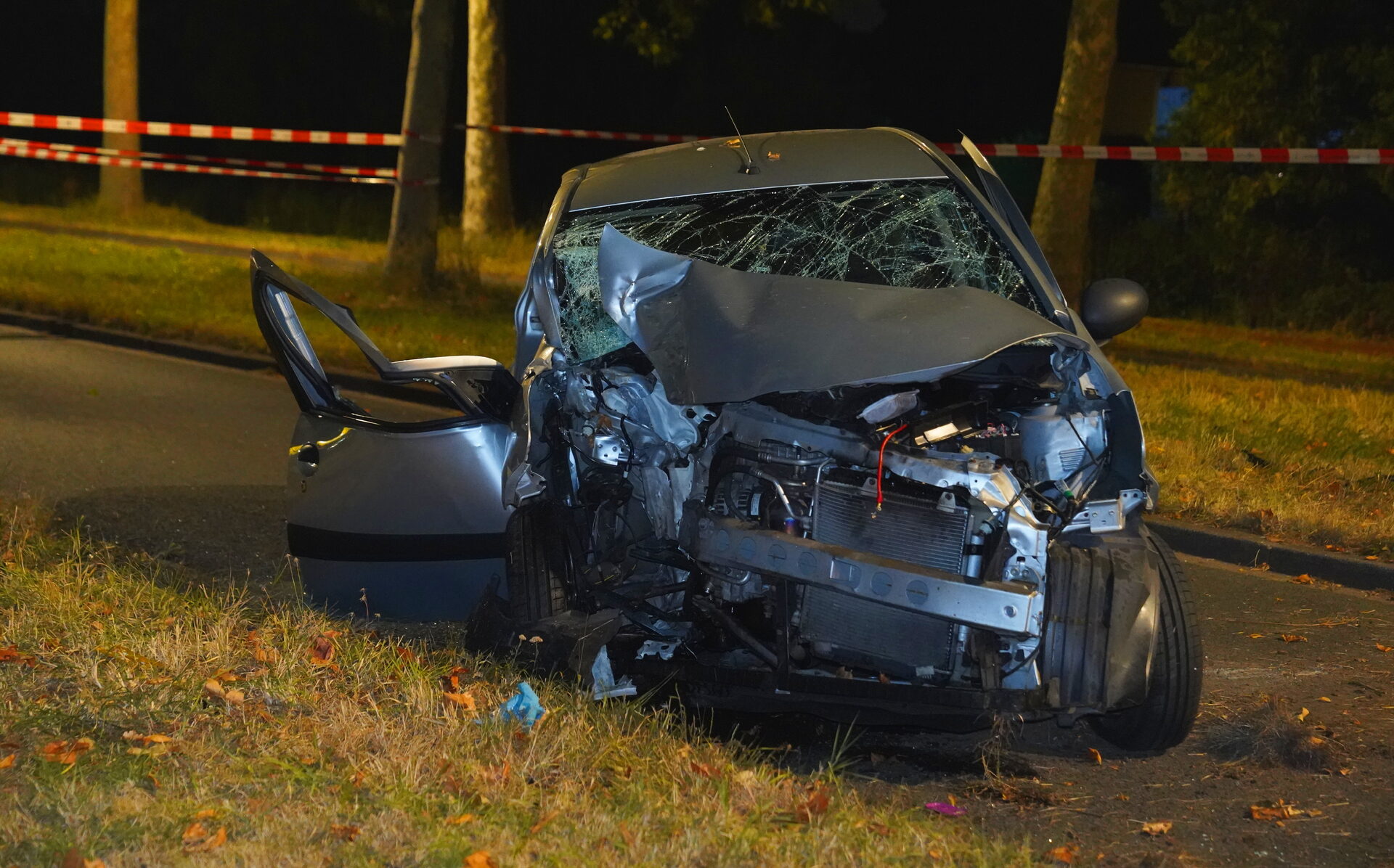 Vrouwen gewond bij crash tegen boom, lachgascilinder gevonden