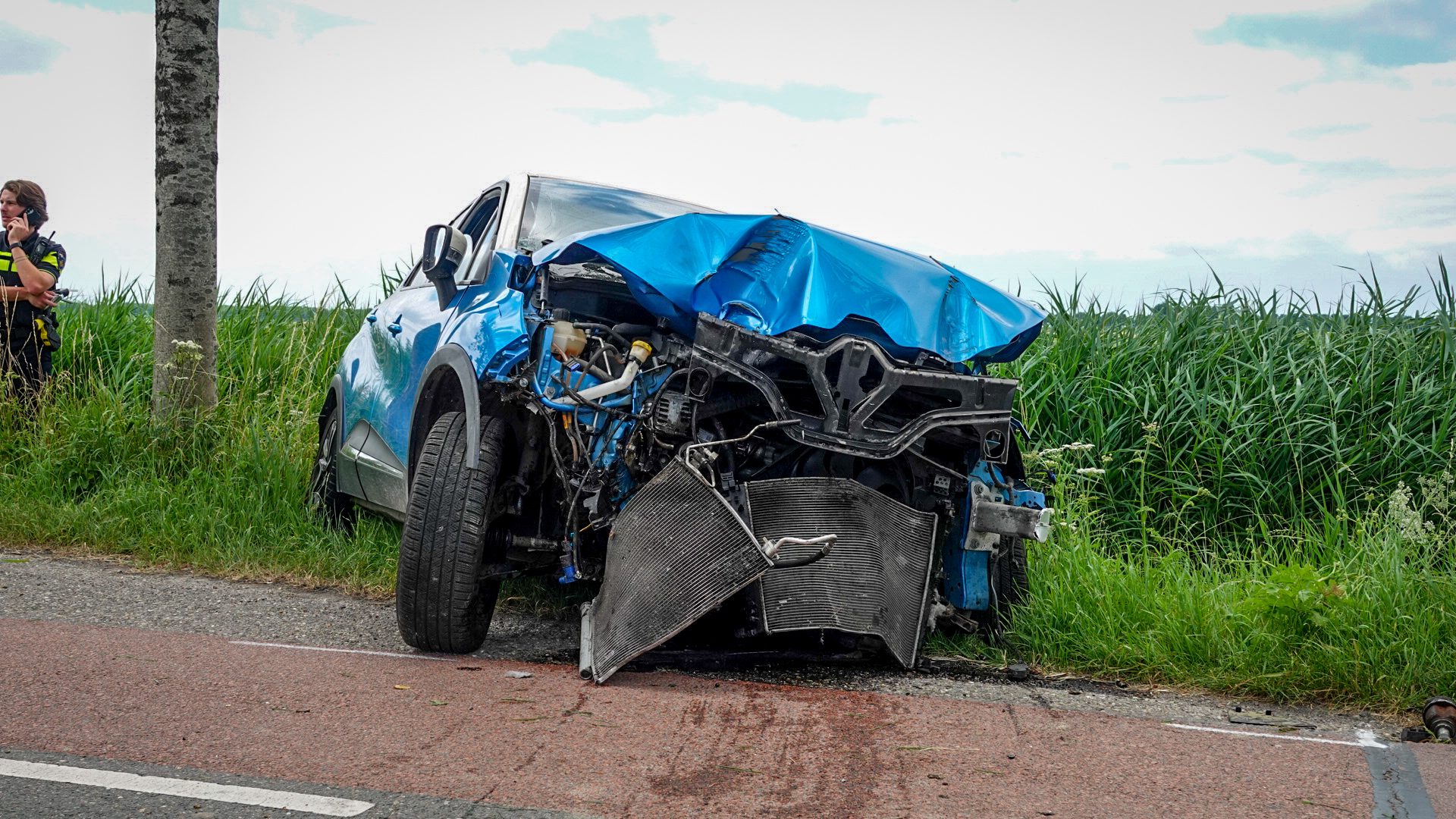 Automobiliste gewond na botsing tegen boom
