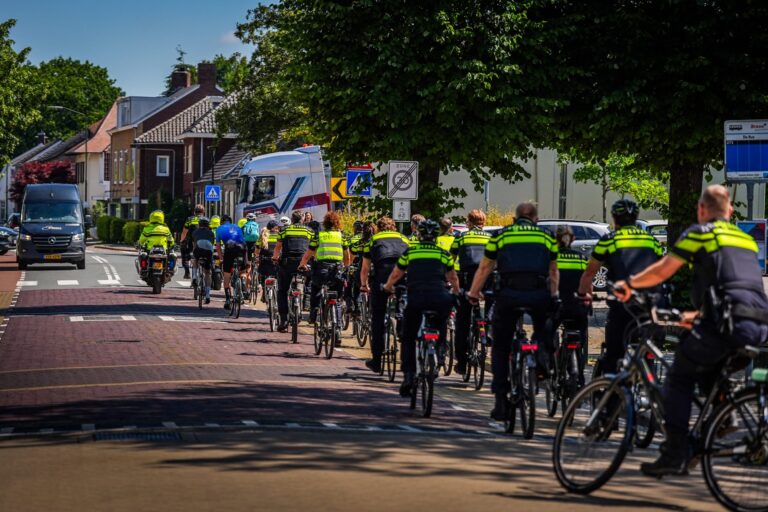 Tientallen agenten fietsen collega Rob uit na 25 jaar trouwe dienst