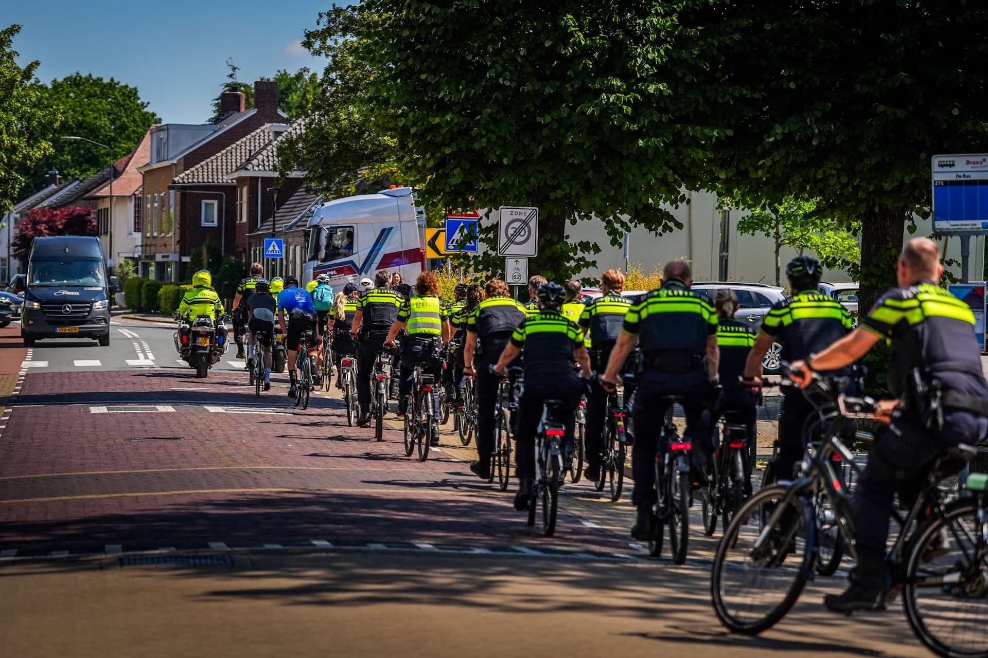 Tientallen agenten fietsen collega Rob uit na 25 jaar trouwe dienst