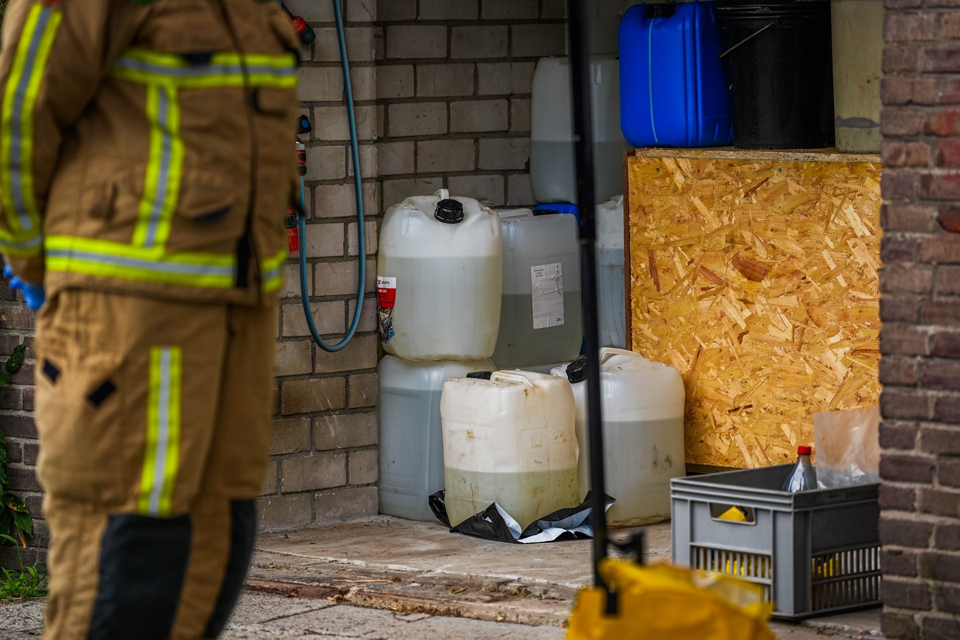 Vermoedelijk drugslab ontdekt in garagebox onder flatgebouw