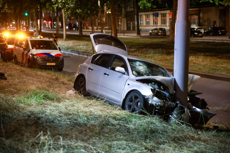 Drie gewonden nadat auto frontaal op paal botst