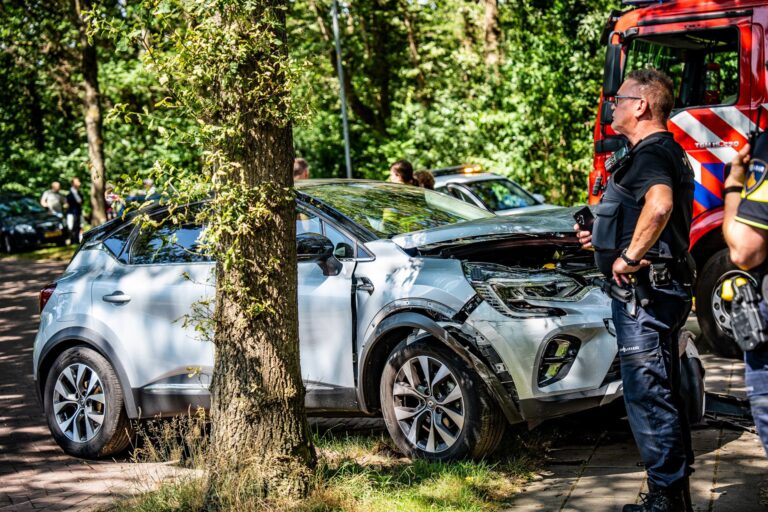 Ouder echtpaar botst tegen boom na aanrijding met andere auto