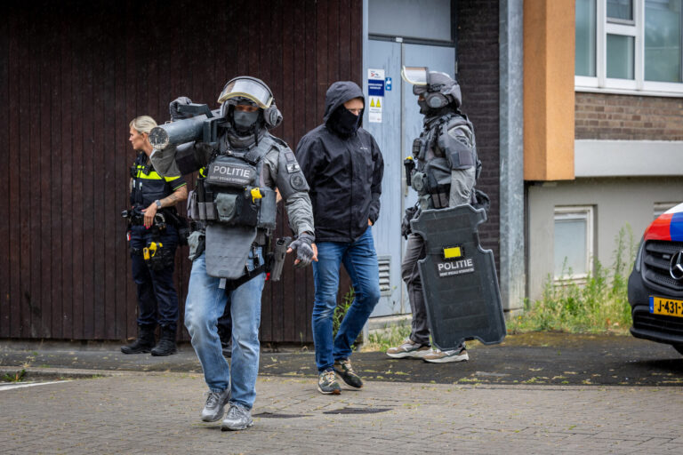 Arrestatieteam valt woning binnen na uitvallen enkelband