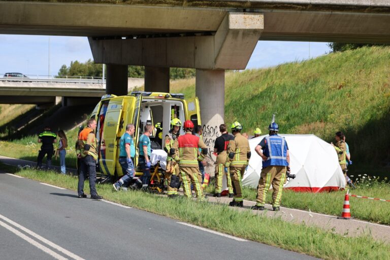 Persoon overleden nadat auto botst tegen viaduct