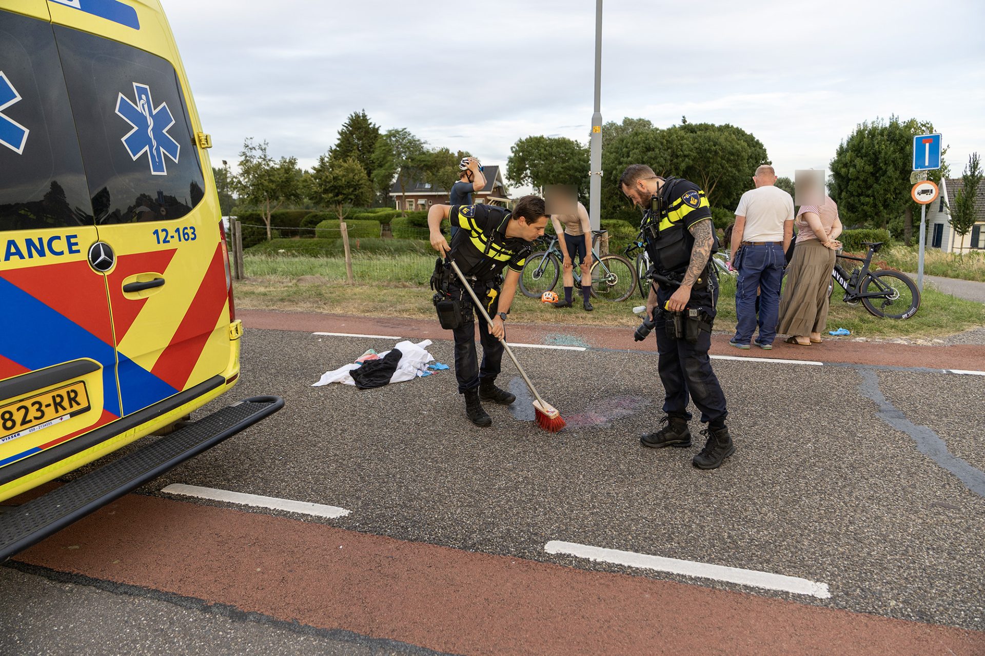 Racefietser gewond na botsing met auto in Cruquius