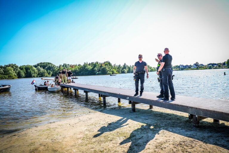 Persoon raakt te water, traumahelikopter en duikers ingezet voor reddingsactie