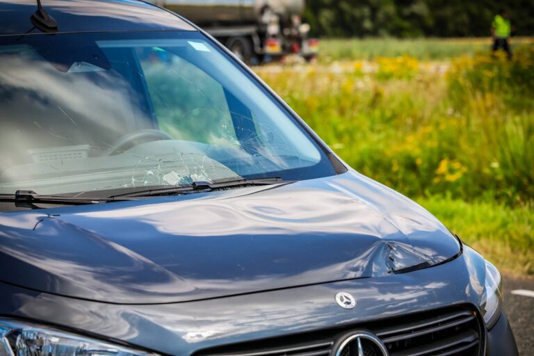 Persoon komt in aanrijding met bestelauto en vrachtwagen; raakt ernstig gewond