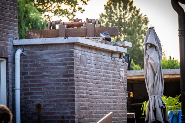 Persoon raakt bekneld nadat shovel woning binnenrijdt