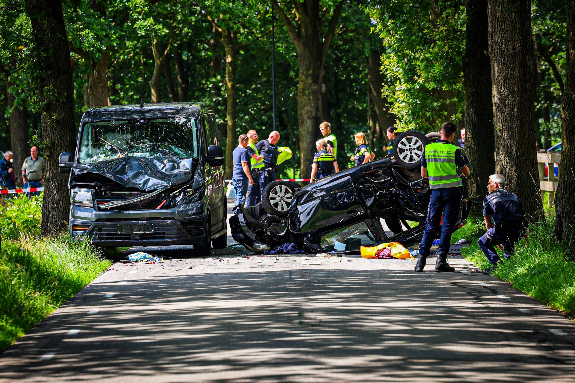 UPDATE: Auto belandt op kop na botsing met busje, traumahelikopter ter plaatse