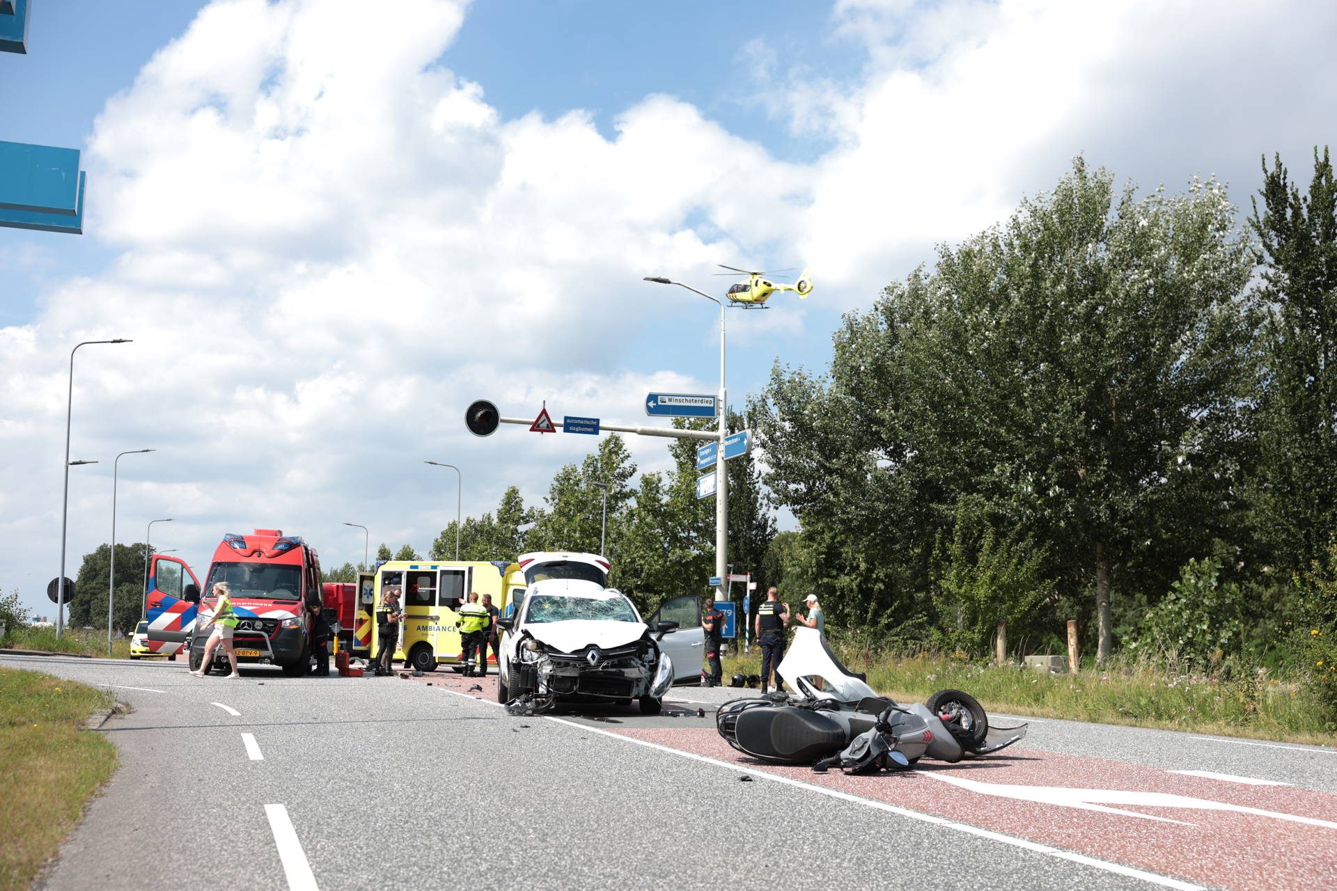 Scooter met twee inzittenden aangereden tijdens oversteken, traumahelikopter ter plaatse