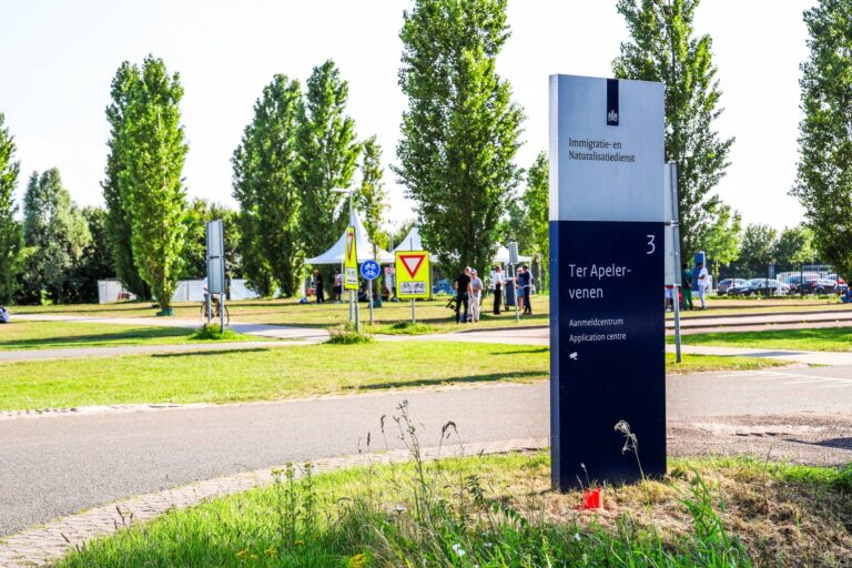 Terrein rondom aanmeldcentrum veiligheidsrisicogebied, Rode Kruis hervat werk
