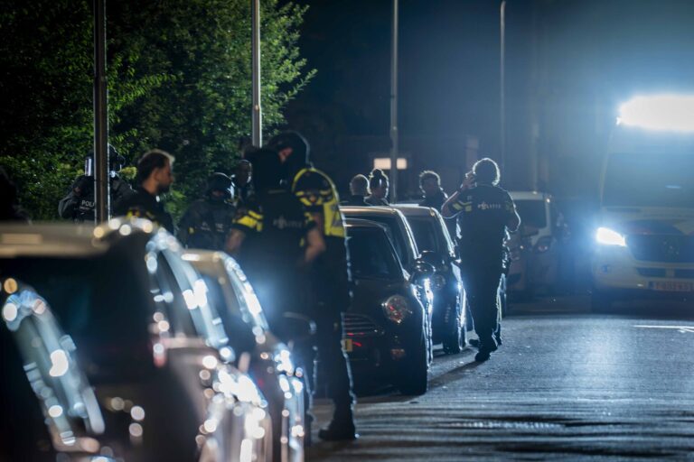 Man die schoot op agenten in ziekenhuis overleden