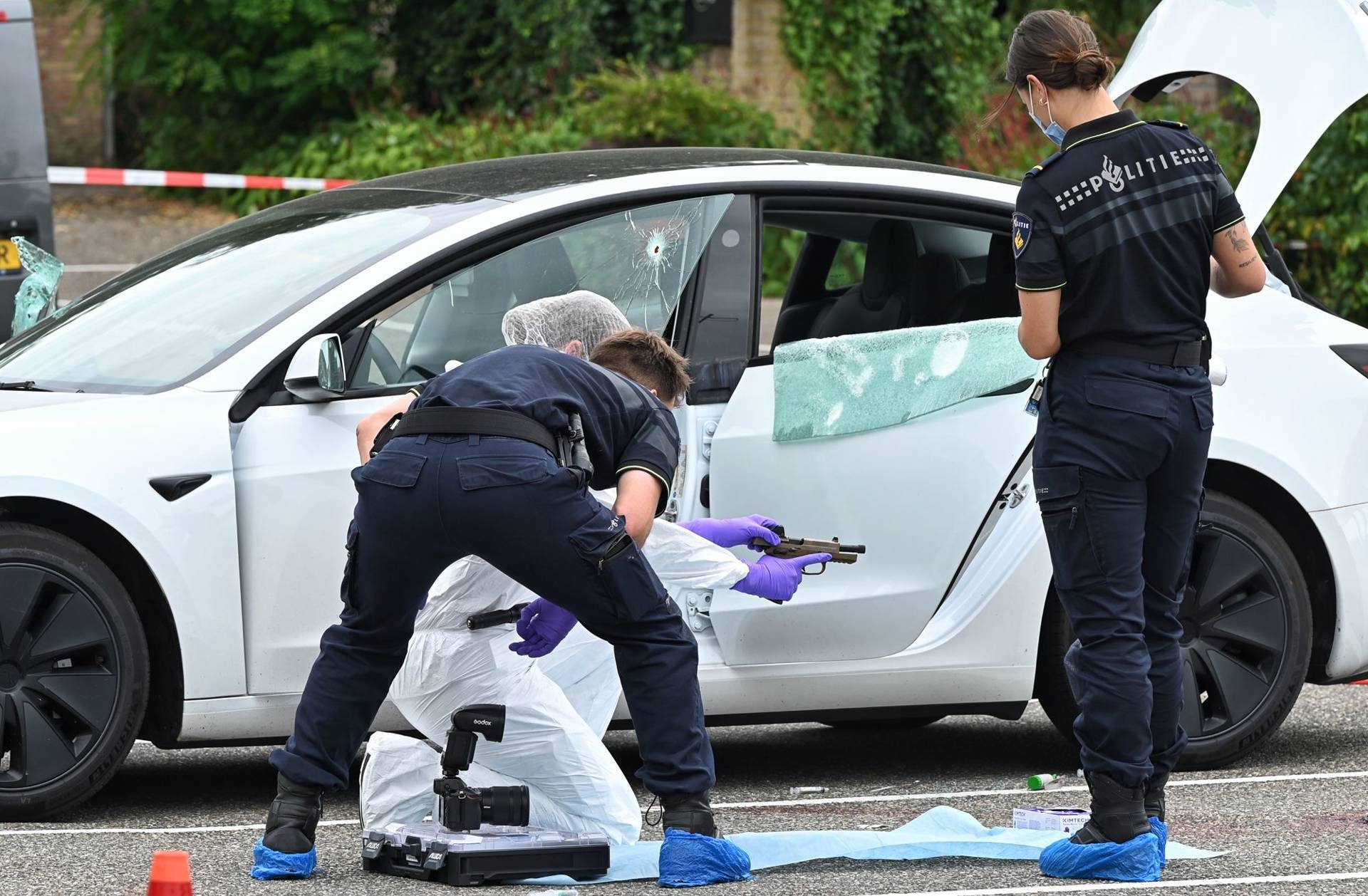 Gewonde aangetroffen in auto met kogelgaten na schietpartij op parkeerplaats