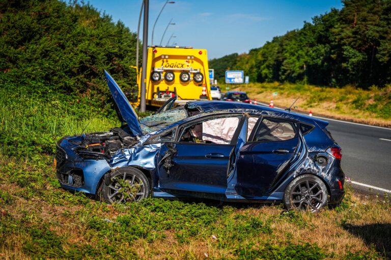 Auto slaat over de kop nadat bestuurder door rood rijdt bij knooppunt