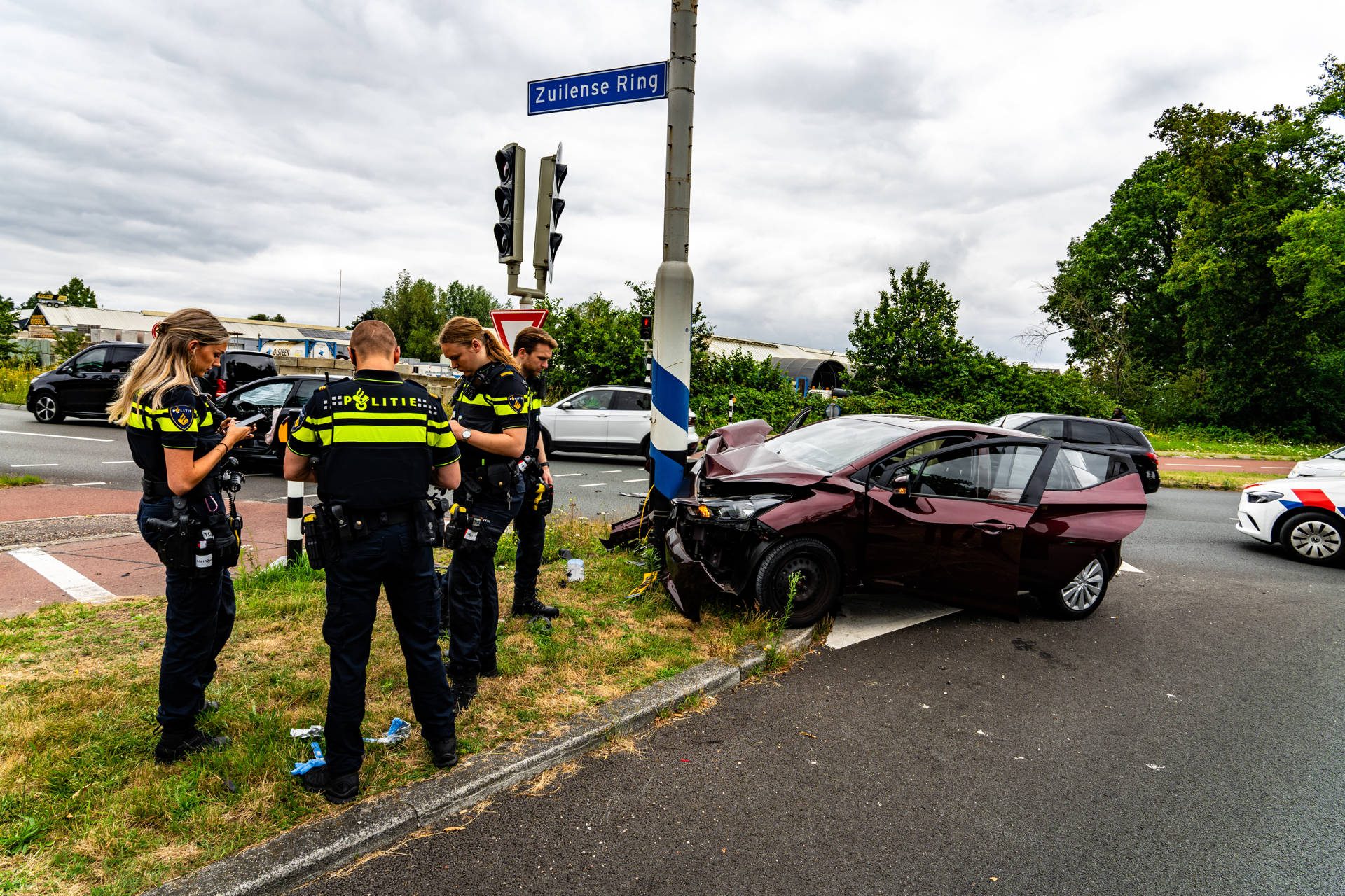 Twee auto’s botsen, één ramt paal en twee gewonden belanden in ziekenhuis
