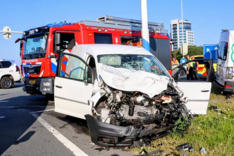 Taxibus en auto botsen op viaduct