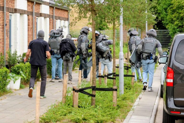 Meerdere aanhoudingen na invallen van arrestatieteam