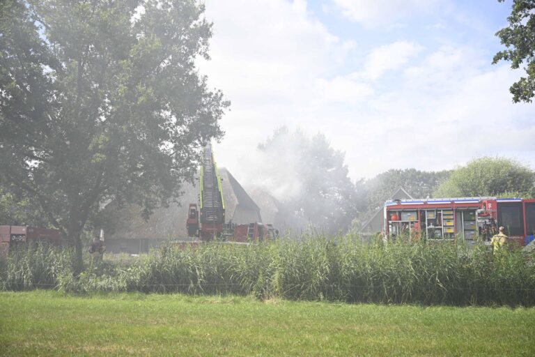 Zeer grote brand in woning met rieten dak