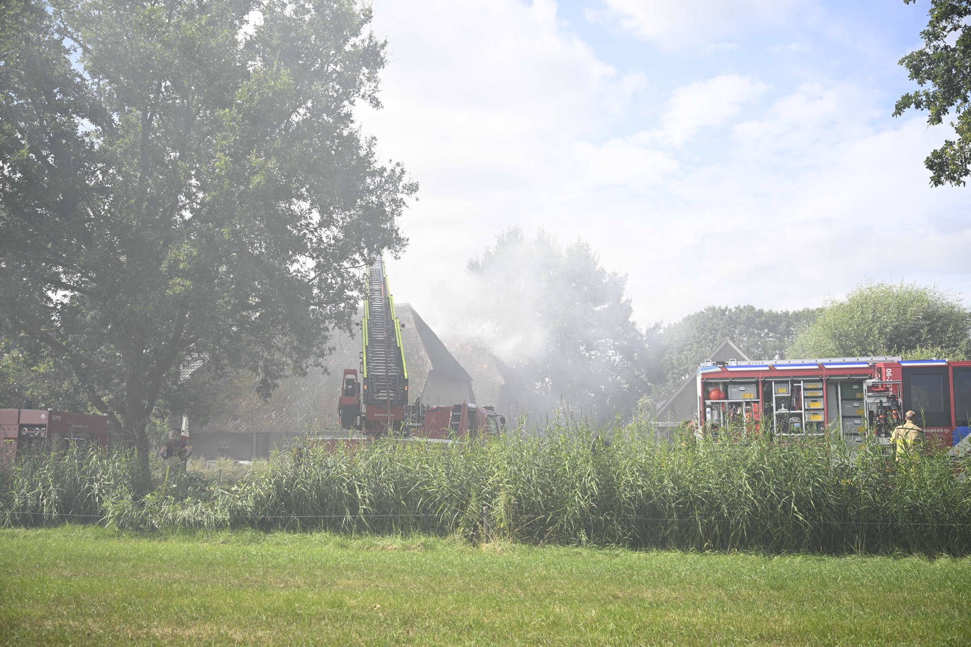 Zeer grote brand in woning met rieten dak