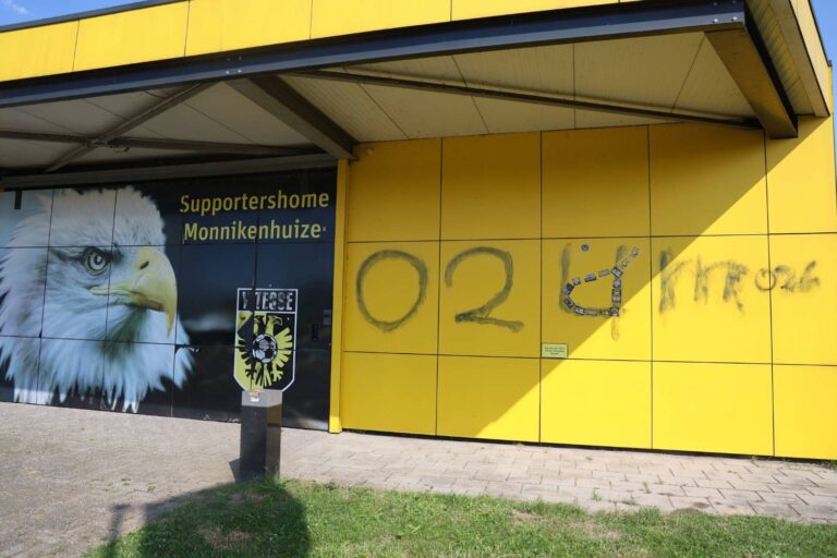Supportershome Vitesse beklad met supportersleuzen