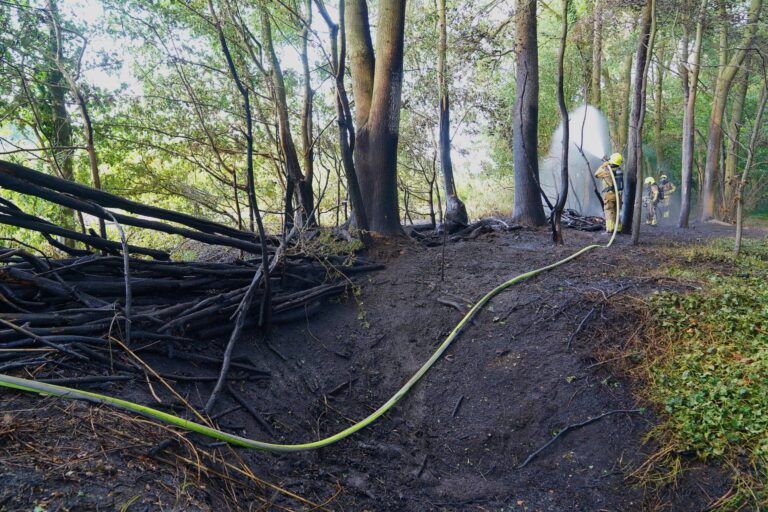 Brandweer blust brand in bosperceel