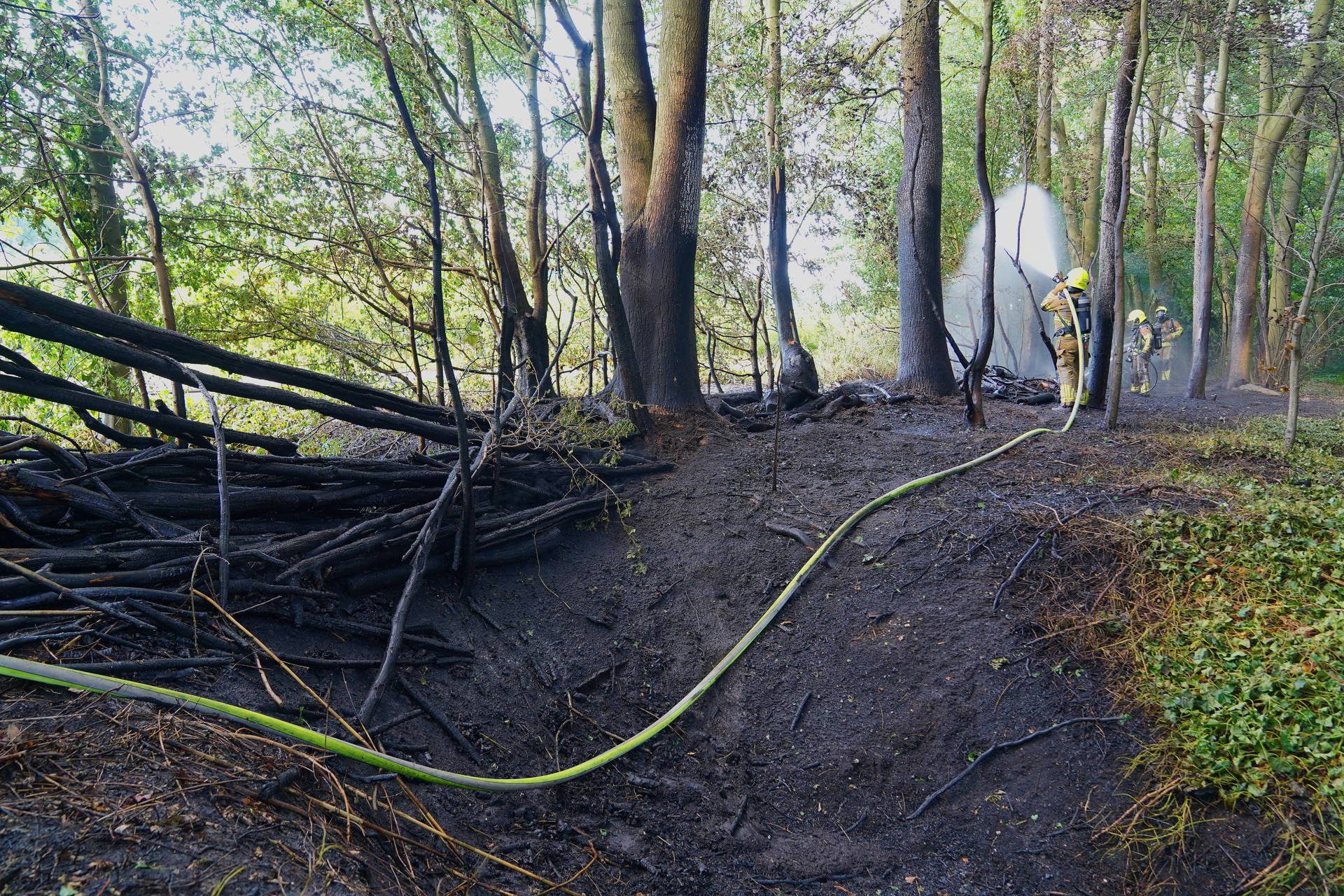 Brandweer blust brand in bosperceel