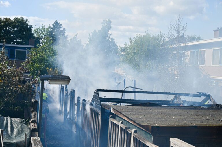 Veel schade bij flinke brand in tuin