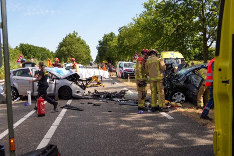 Drie personen gewond na frontale aanrijding