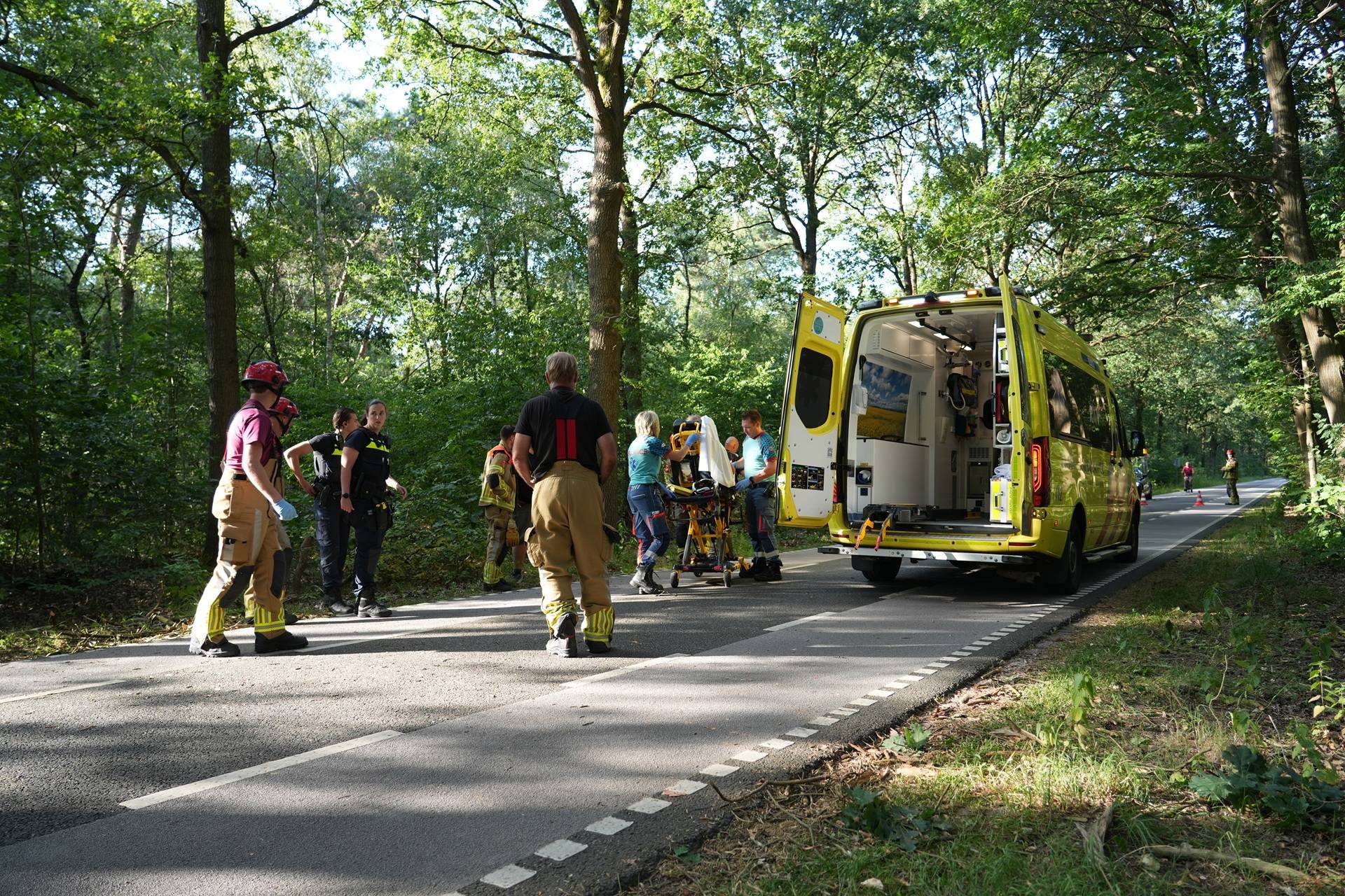 Wielrenner (78) gewond nadat boom op hem valt