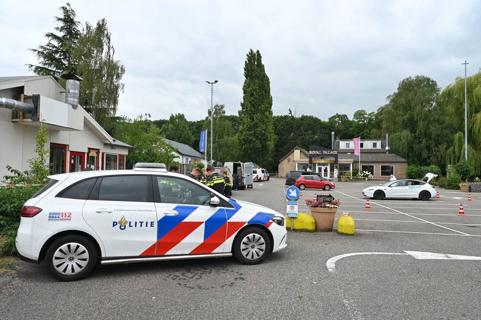 De Tesla met kogelgaten op de parkeerplaats in Tilburg