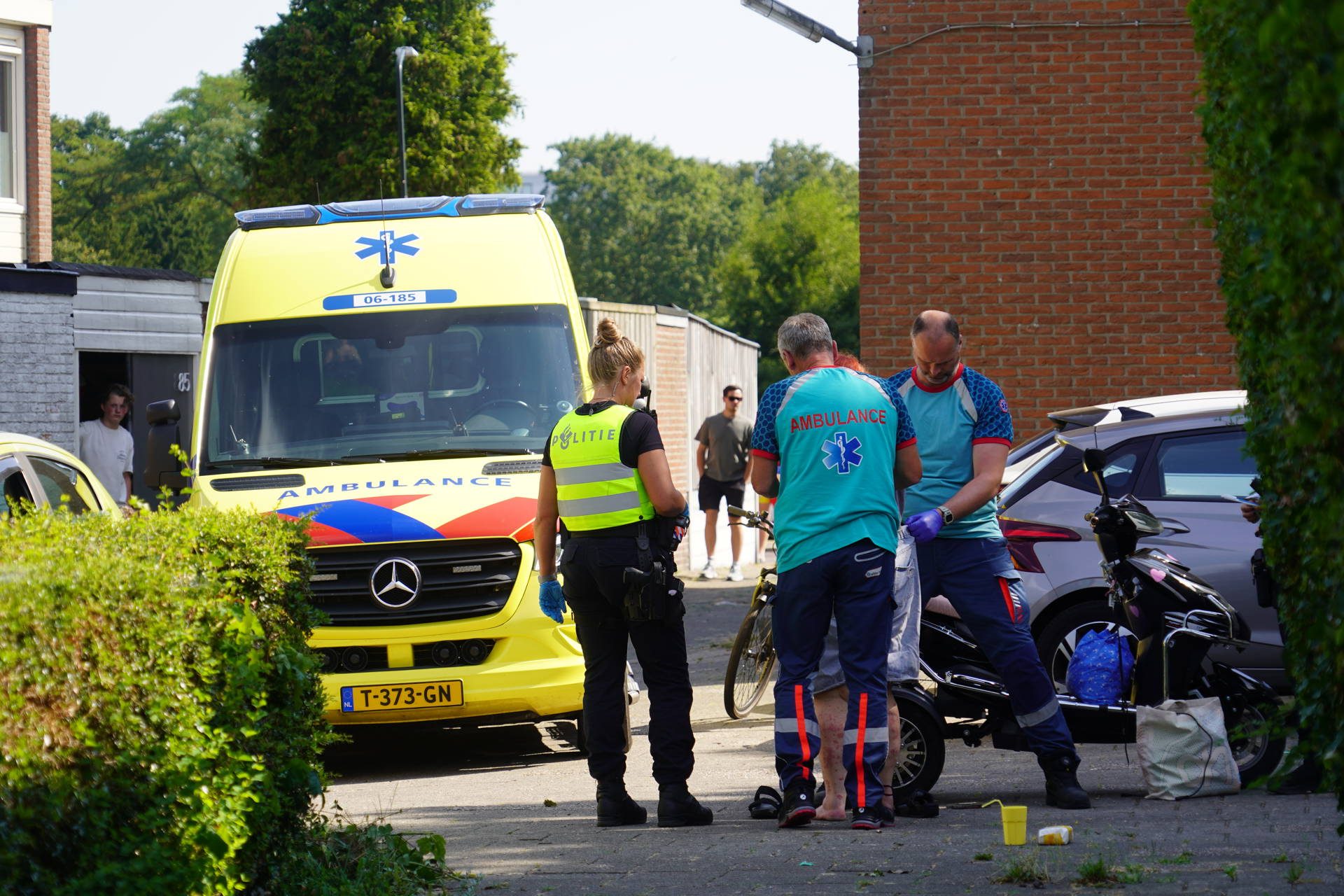 Dronken vrouw botst met driewielscooter achterop personenauto