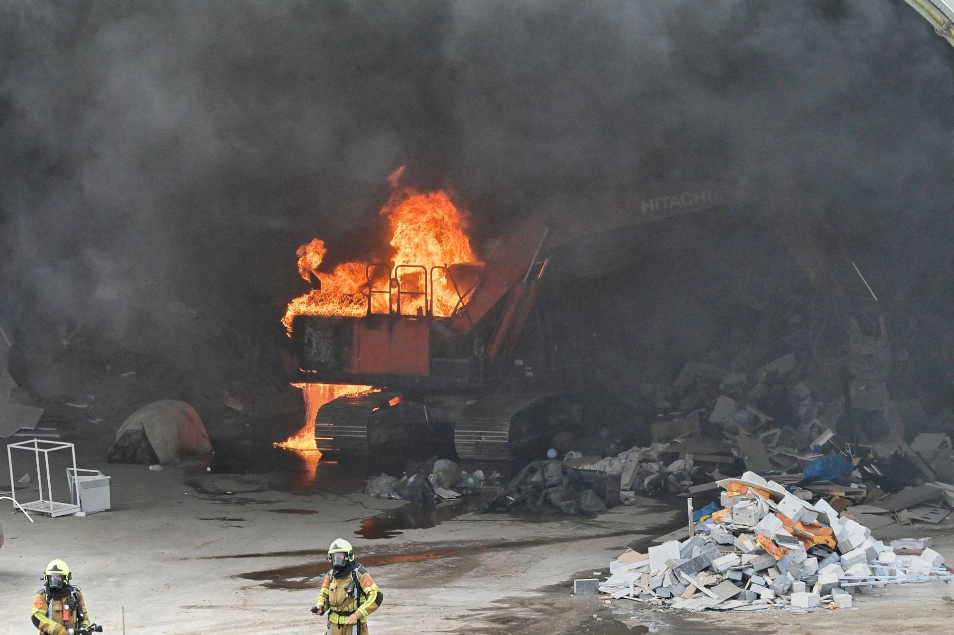 Graafmachine volledig uitgebrand in loods