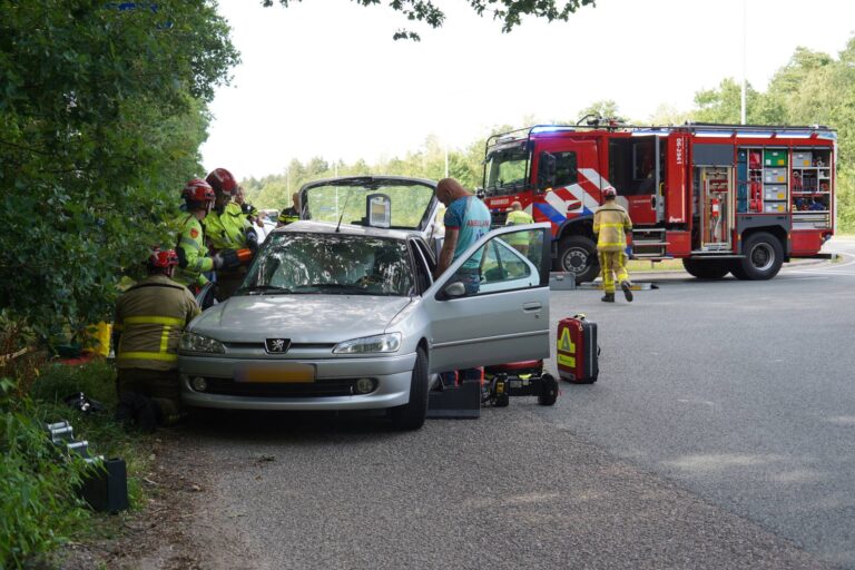 Brandweer bevrijdt beknelde bijrijder