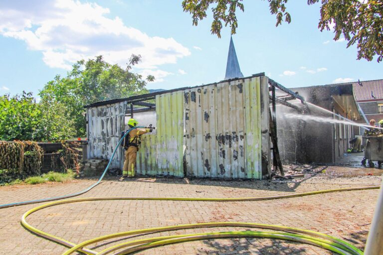 Schuur vliegt in brand, meerdere knallen gehoord