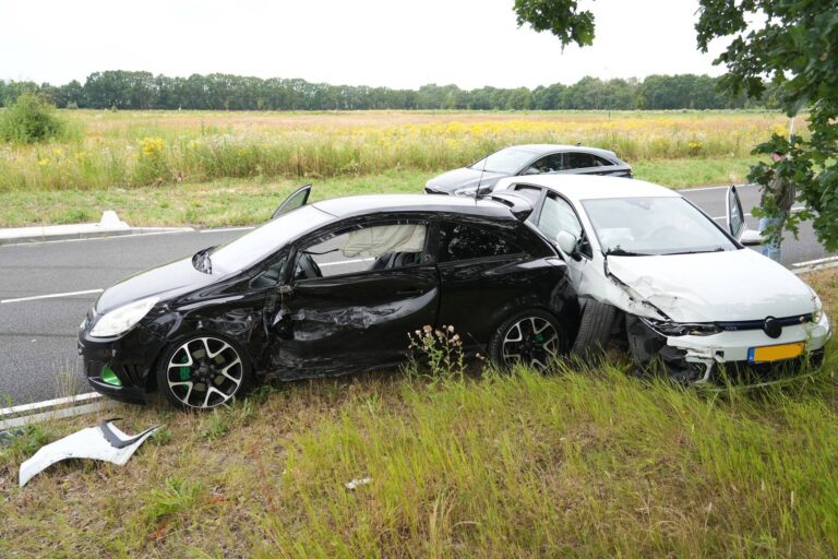 Persoon gewond na botsing tussen twee auto’s