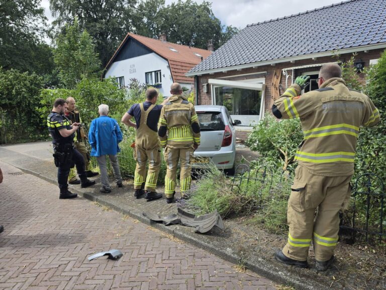 Auto rijdt woning binnen, bestuurder gewond