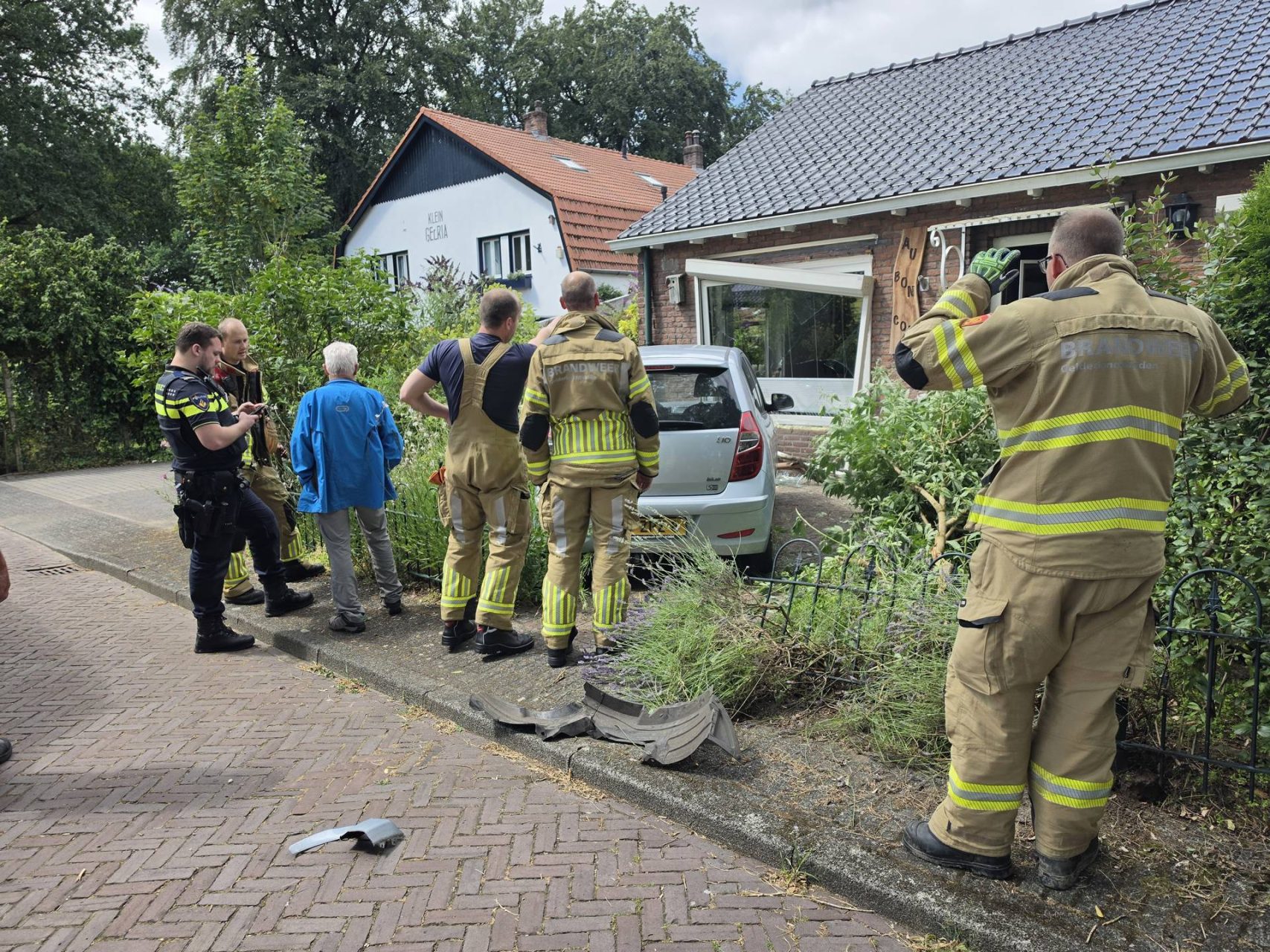 Auto rijdt woning binnen, bestuurder gewond