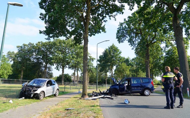 Twee gewonden bij frontale botsing