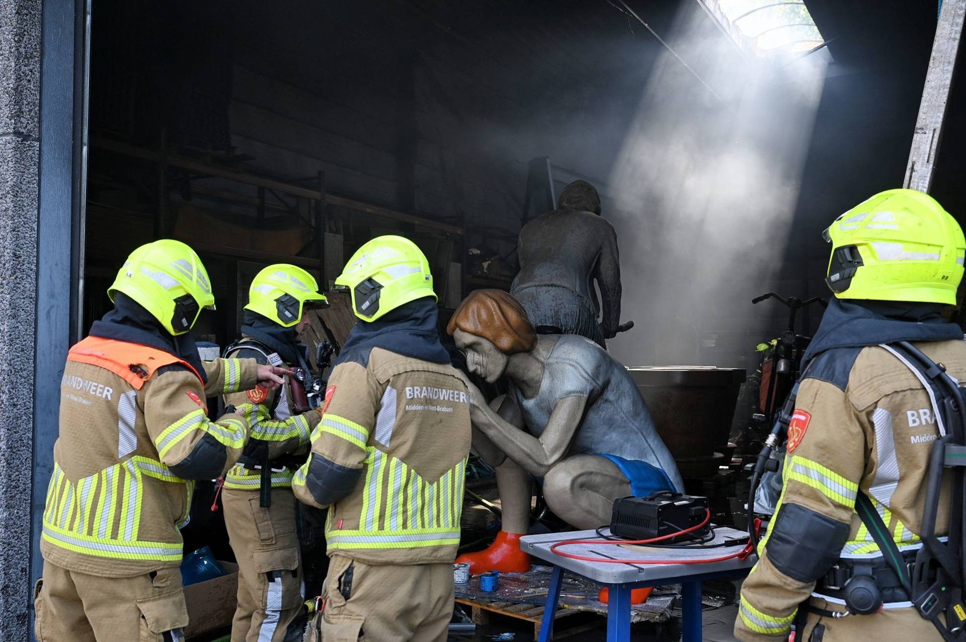 Loods vol beelden verwoest door grote brand